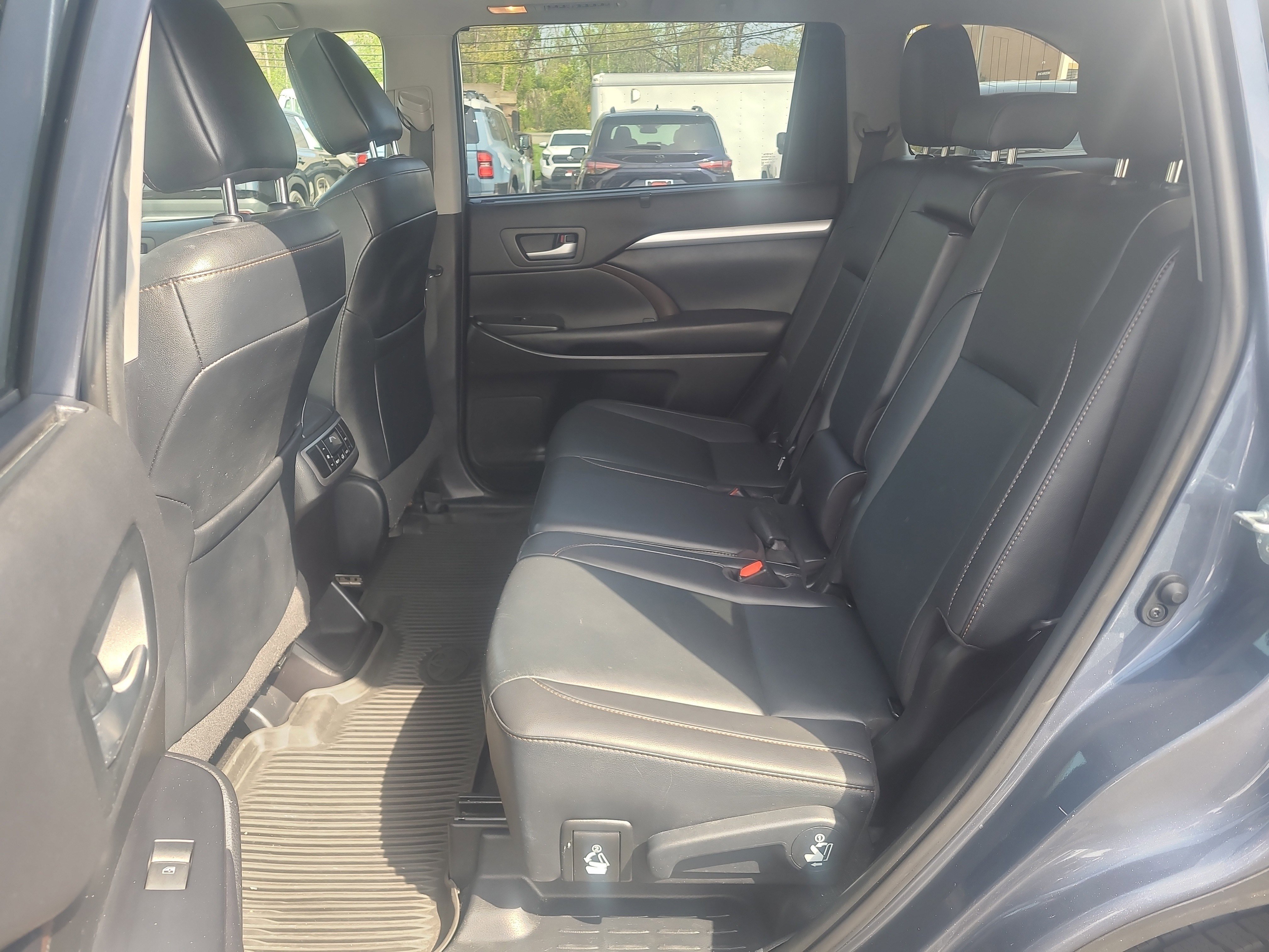 Used 2019 Toyota Highlander XLE AWD/4WD image 30