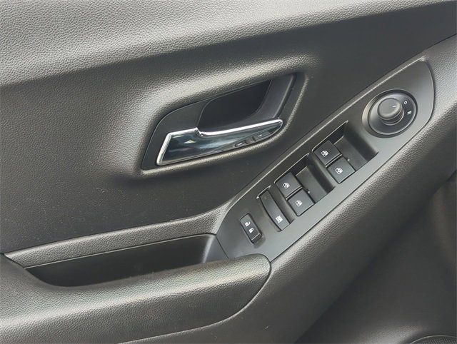 Used 2021 Chevrolet Trax LT w/ LT Convenience Package image 13