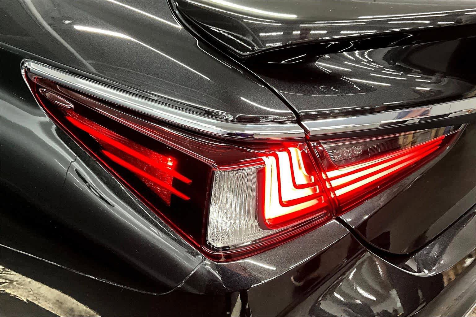 Used 2024 Lexus ES 300h w/ Premium Package FWD image 29