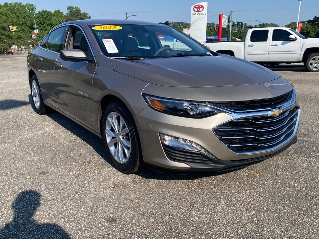 Used 2025 Chevrolet Malibu LT FWD image 2