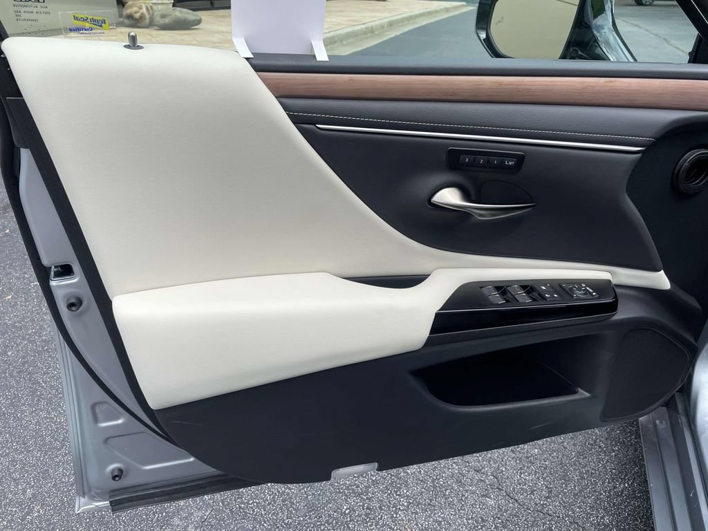 Used 2025 Lexus ES 350 w/ Premium Package FWD image 11
