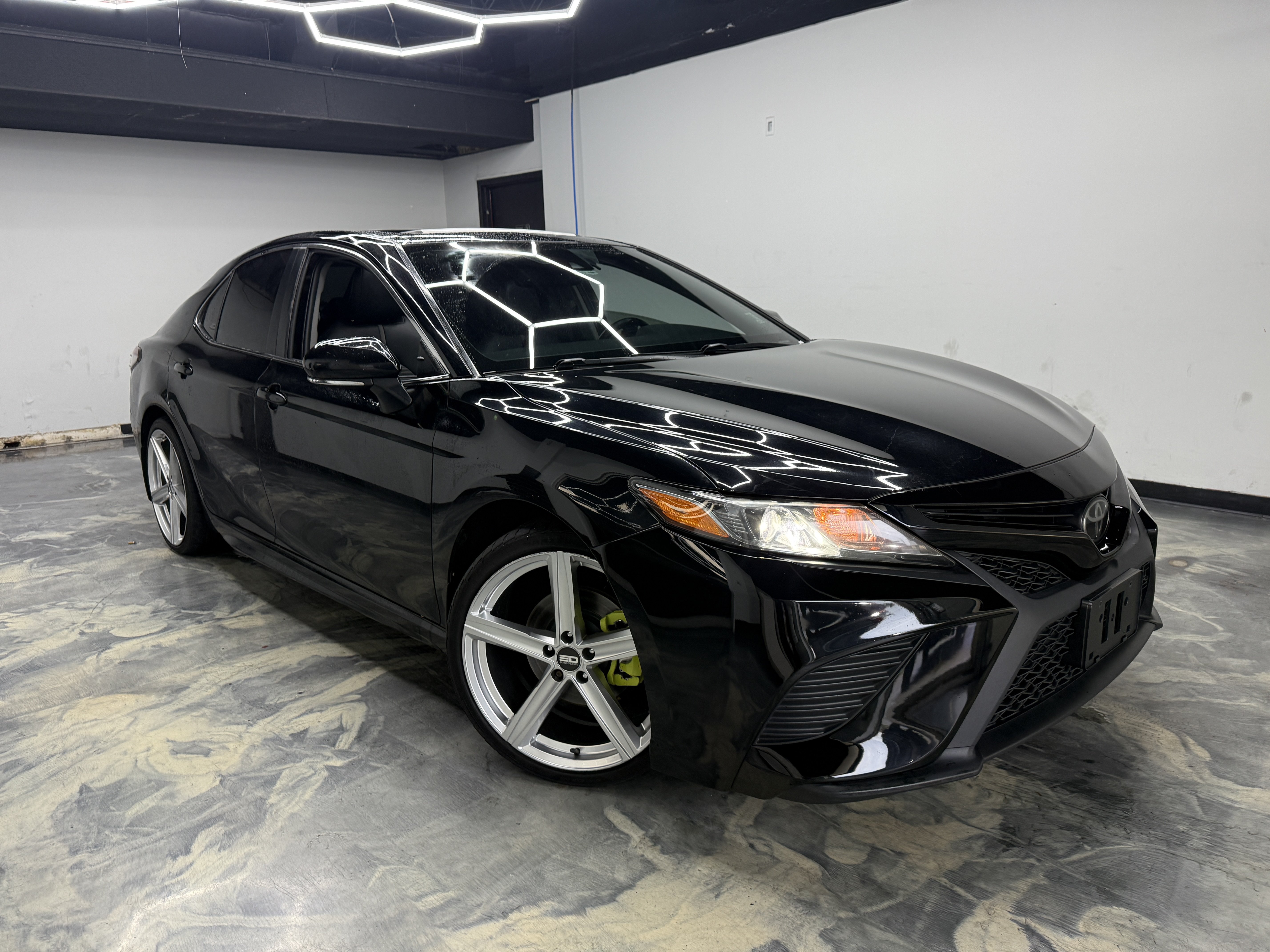 Used 2019 Toyota Camry SE FWD image 6