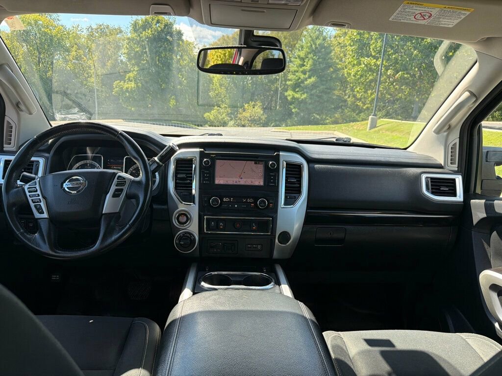 Used 2019 Nissan Titan SV w/ SV Convenience Package image 12