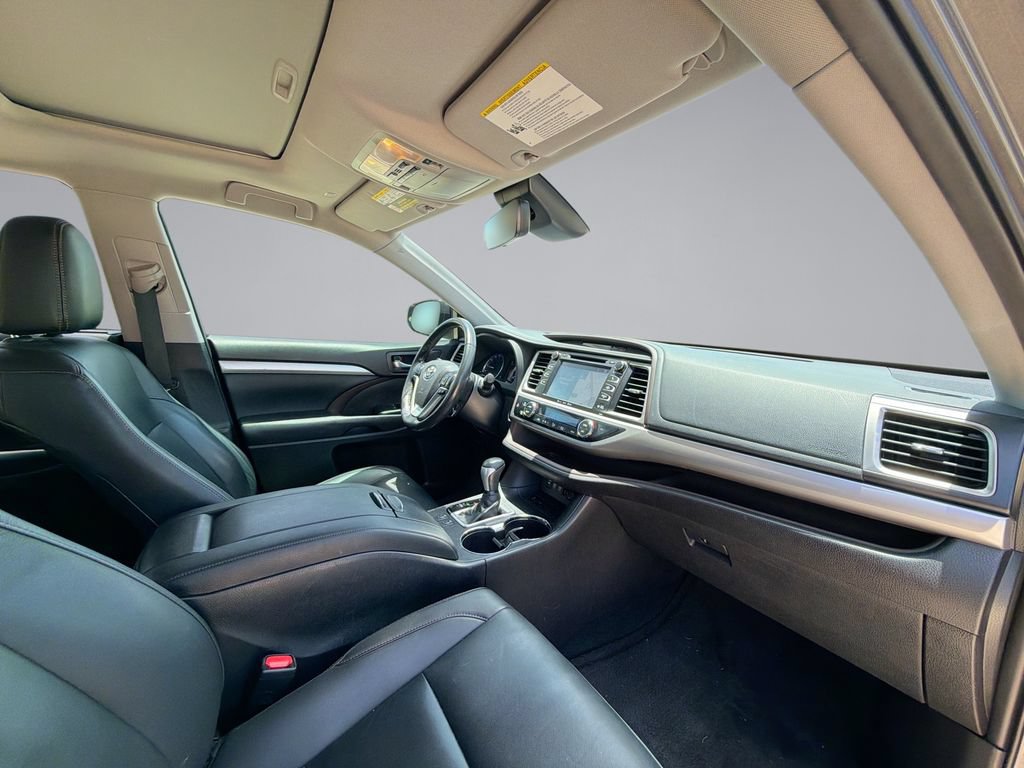 Used 2019 Toyota Highlander XLE FWD image 15