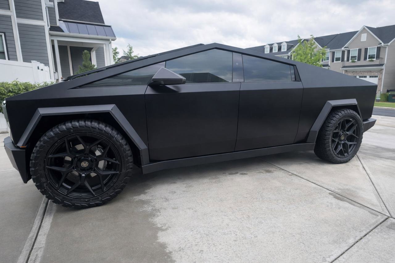 Used 2024 Tesla Cybertruck AWD Crew Cab image 2