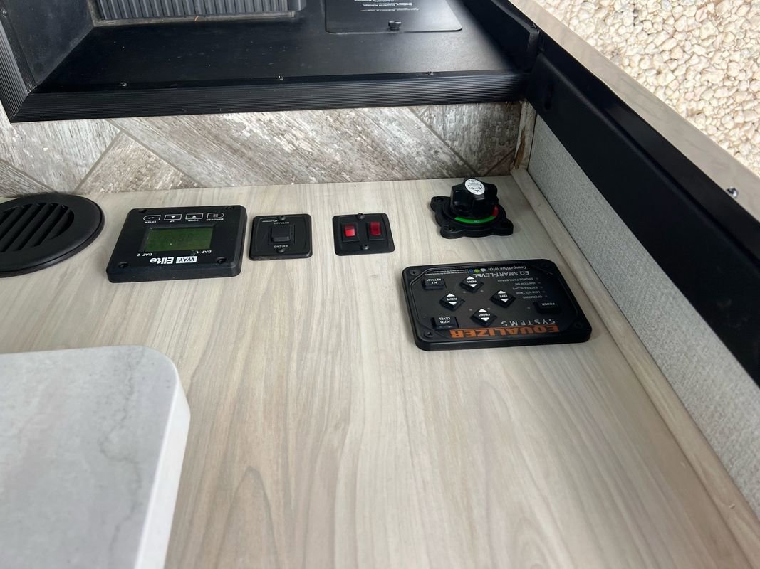 Used 2022 Ford E-450 and Econoline 450 Super Duty w/ Motorhome Prep Package image 32