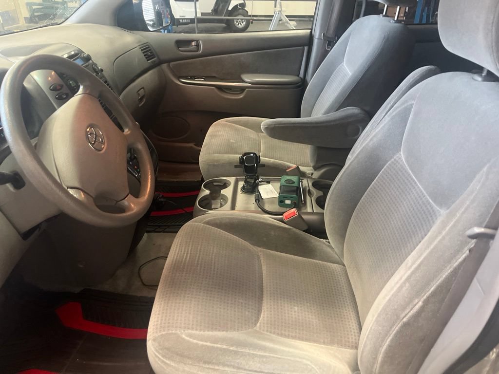 Used 2009 Toyota Sienna CE FWD image 4
