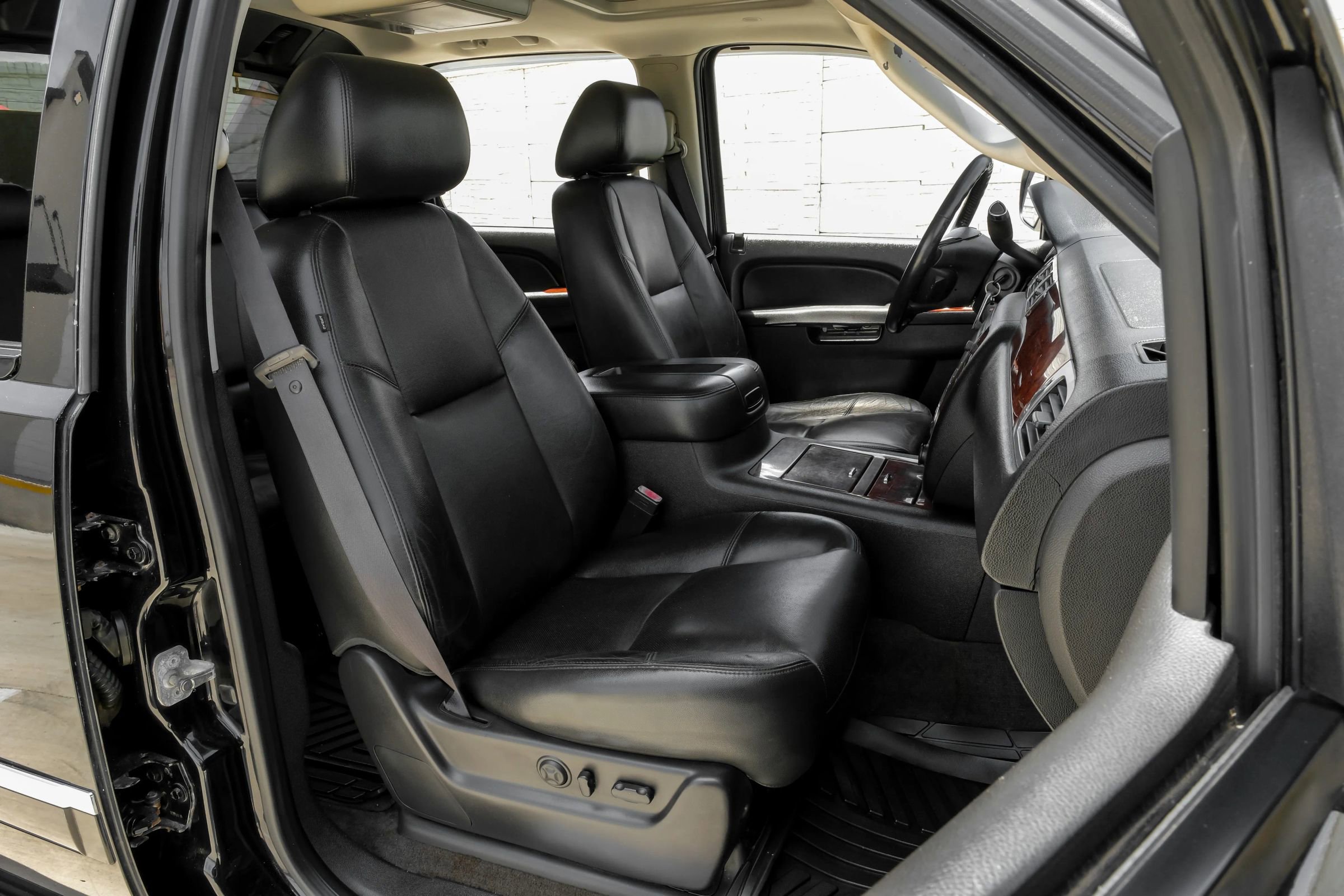 Used 2012 Chevrolet Avalanche LTZ RWD image 34
