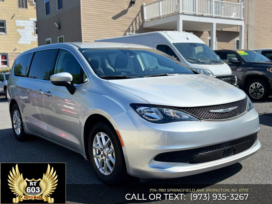 Used 2023 Chrysler Voyager LX FWD image 3