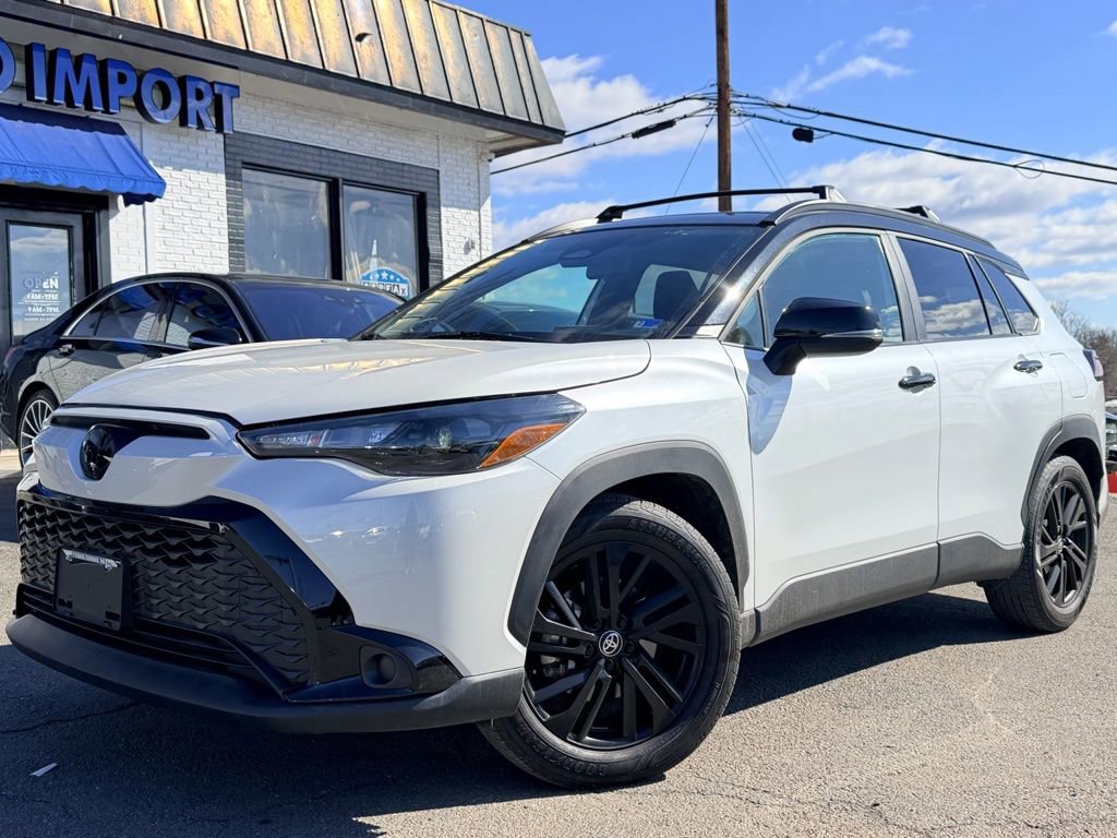 Used 2025 Toyota Corolla Cross AWD Hybrid w/ Moonroof Package image 2