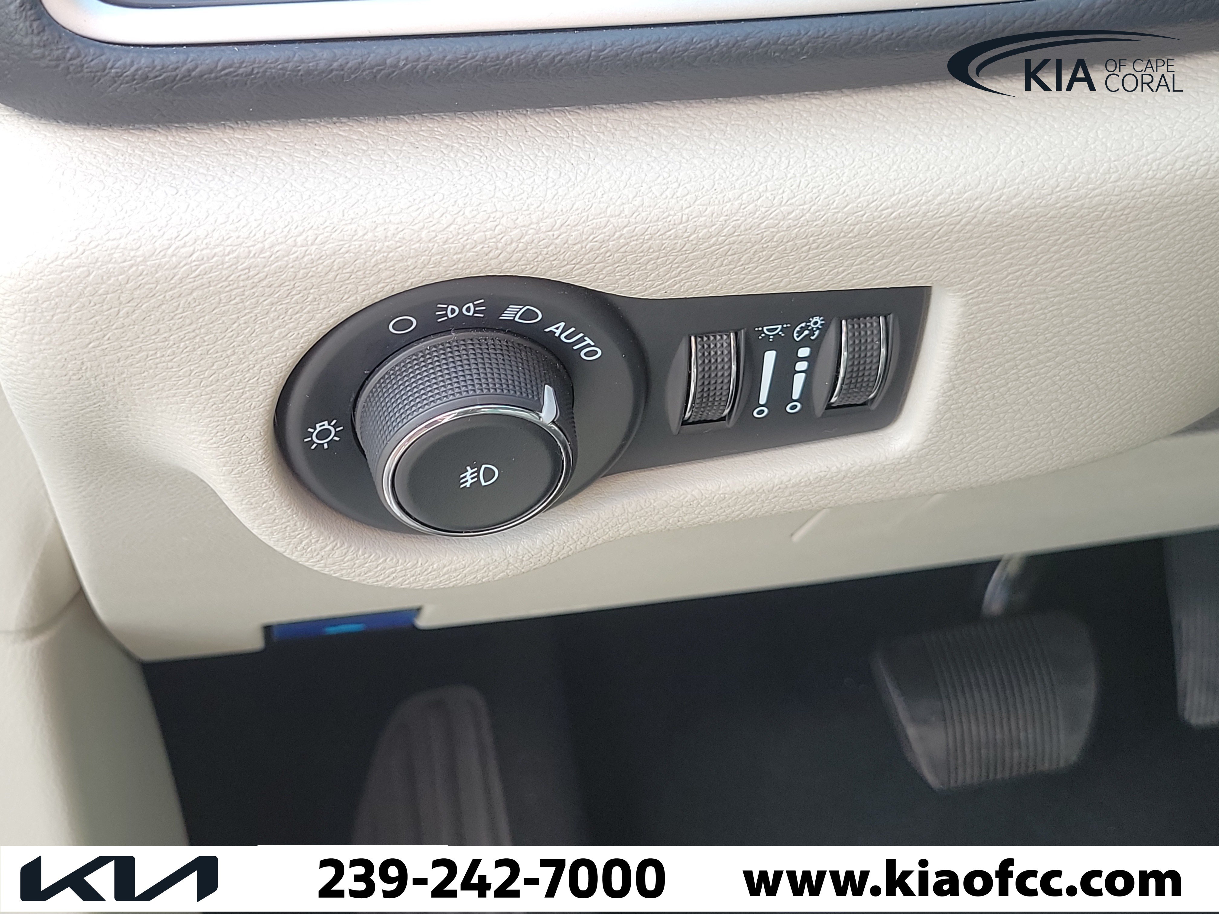 Used 2024 Chrysler Pacifica Touring-L FWD image 25