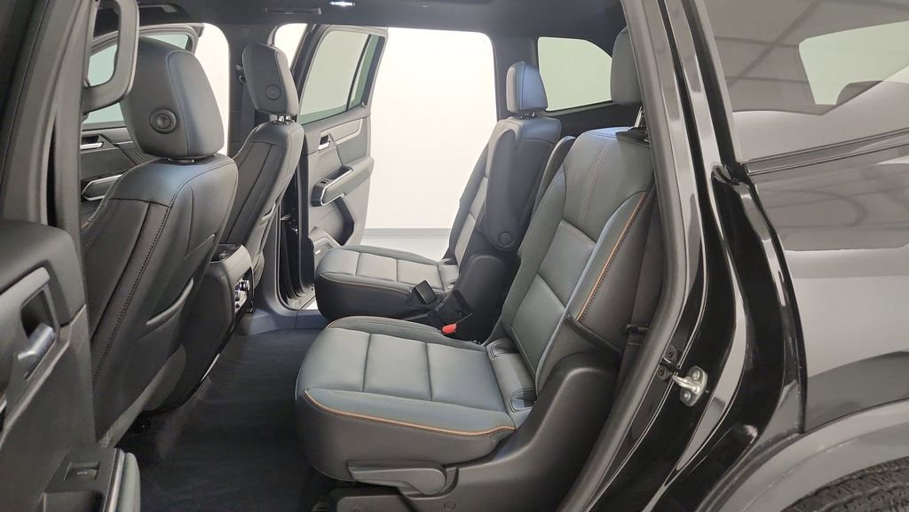 Used 2024 GMC Acadia AT4 w/ Luxury Package image 16