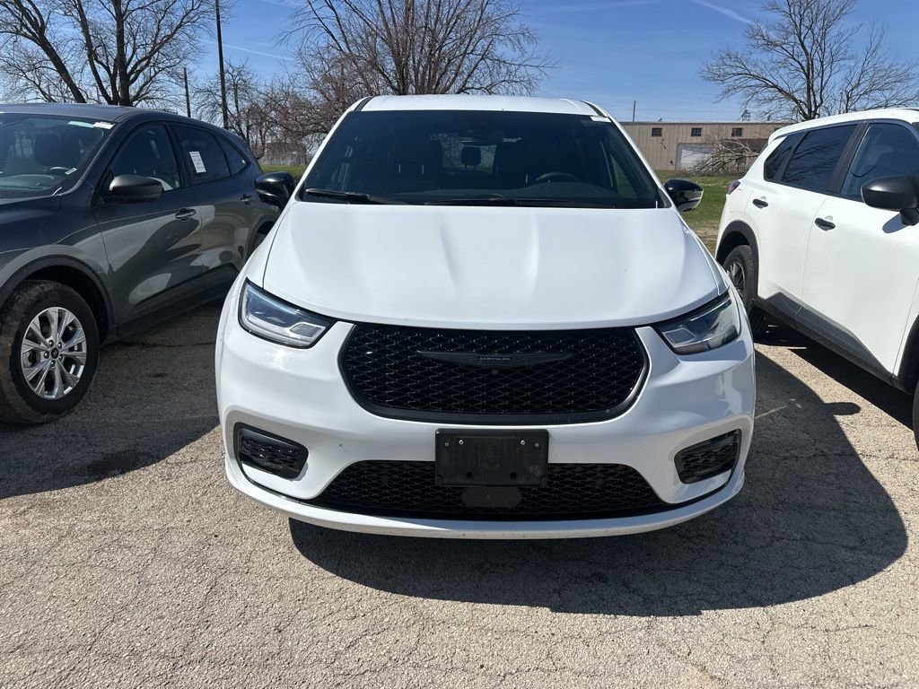 Used 2024 Chrysler Pacifica Select image 15