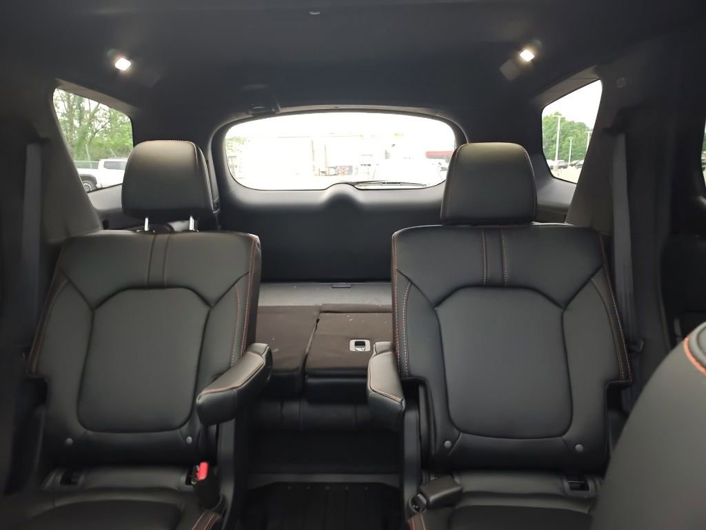 Used 2025 Honda Pilot TrailSport image 11