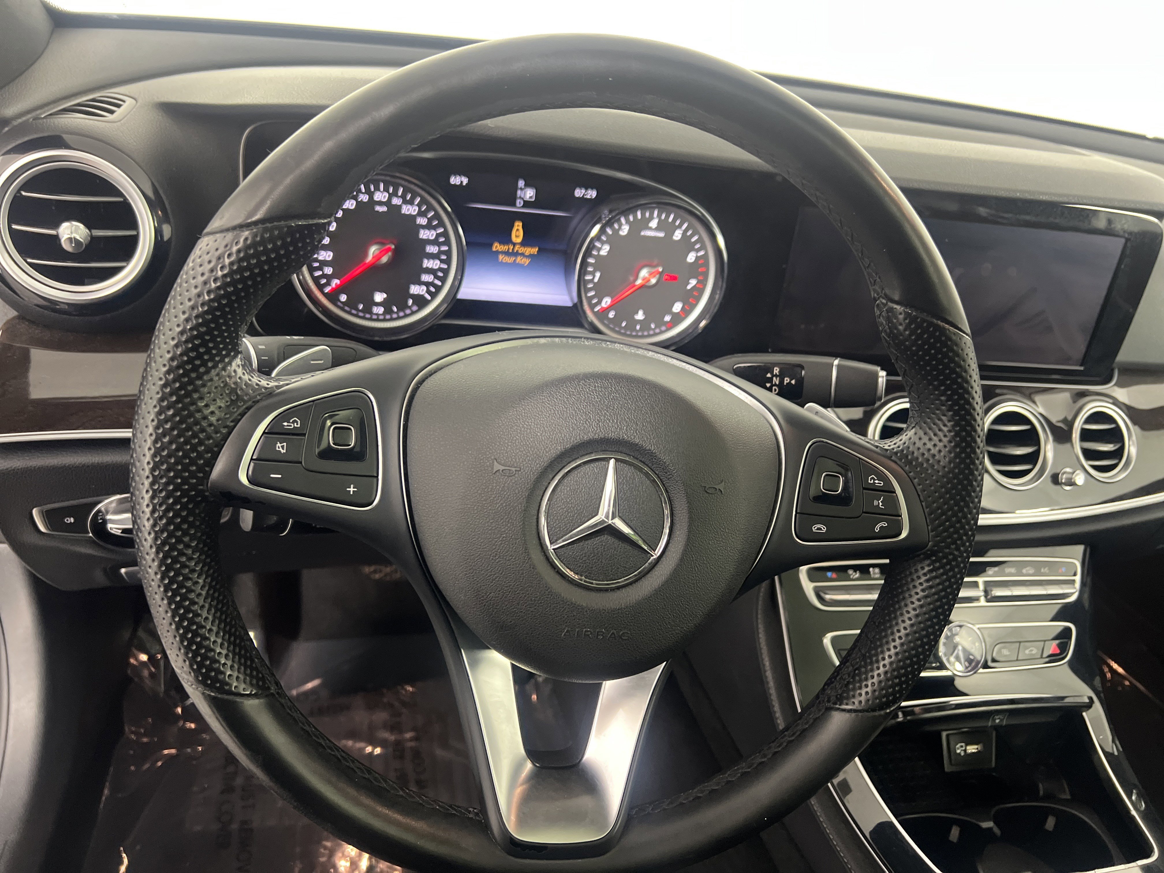 Used 2017 Mercedes-Benz E 300 4MATIC image 5
