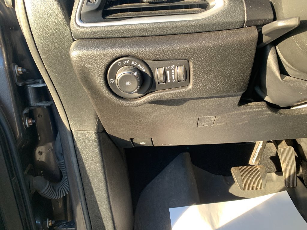 Used 2021 Chrysler Pacifica Touring-L w/ Uconnect Theater Family Group FWD image 31