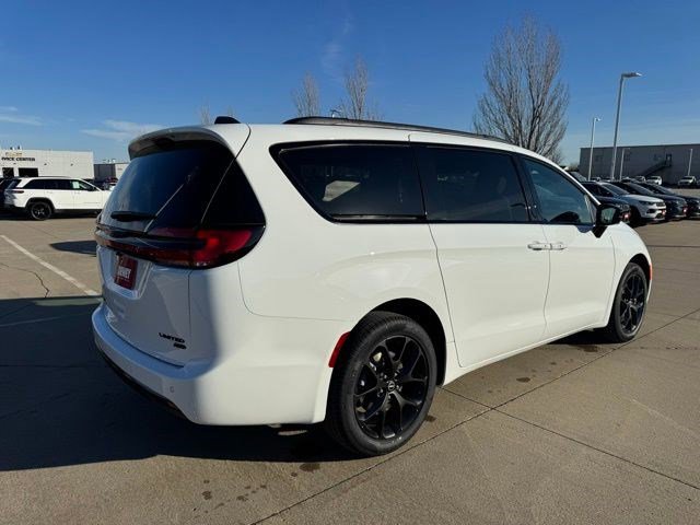 New 2026 Chrysler Pacifica Limited w/ S Appearance Package image 7