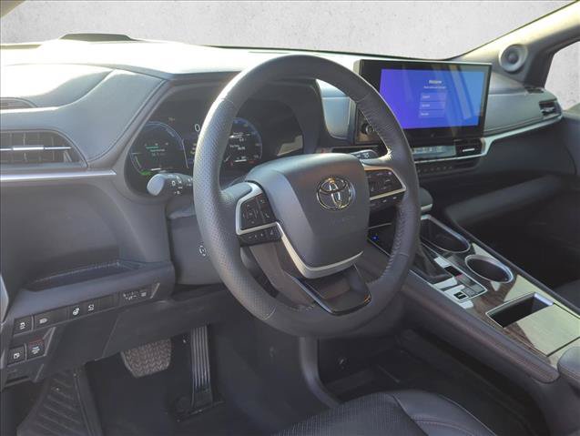 Used 2025 Toyota Sienna Platinum FWD image 8