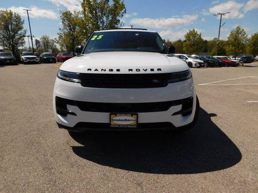 Used 2025 Land Rover Range Rover Sport SE AWD/4WD image 3