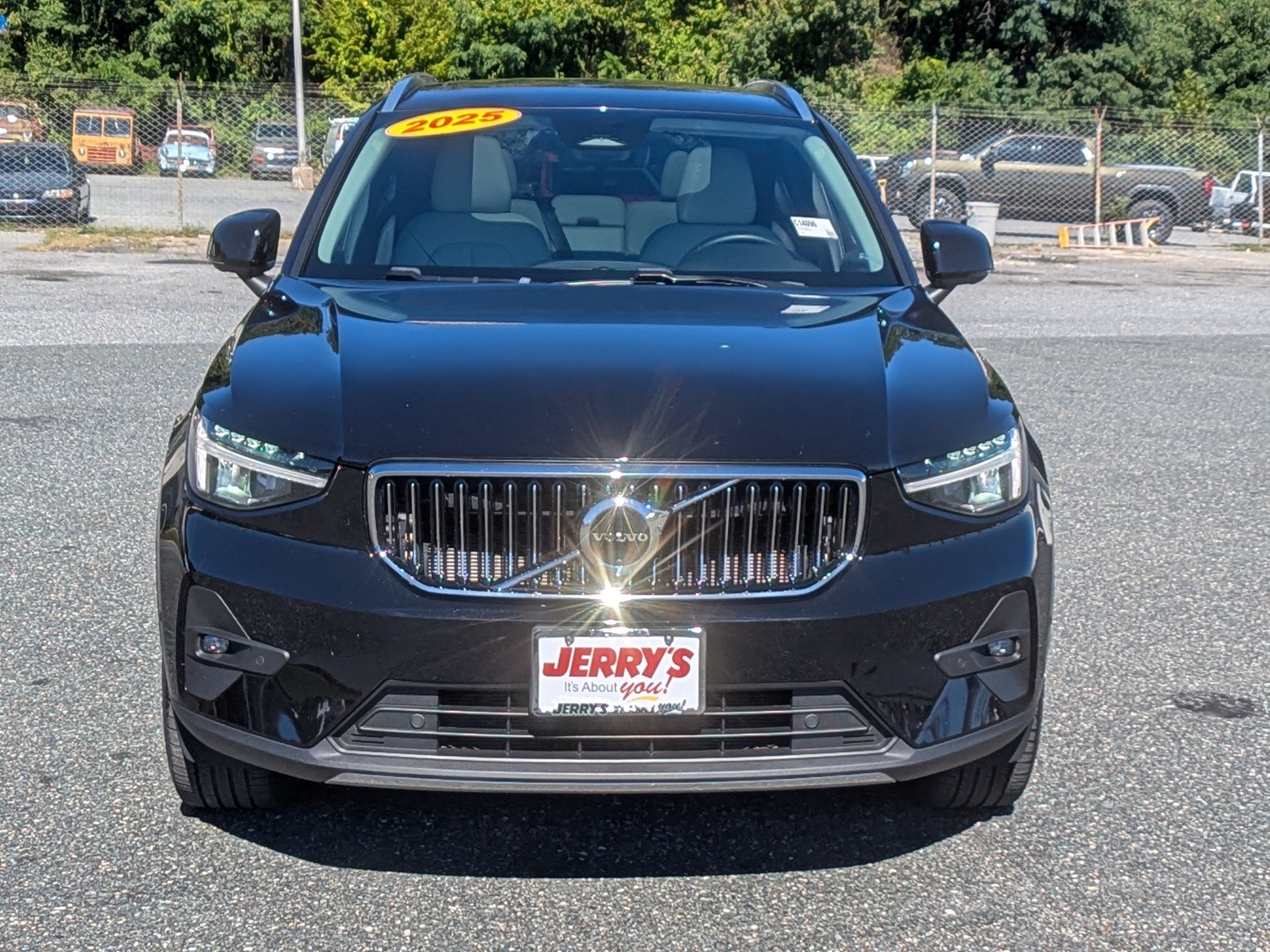 Used 2025 Volvo XC40 B5 Plus AWD/4WD image 2