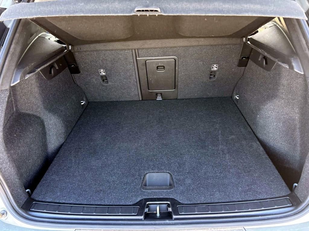 Used 2025 Volvo XC40 B5 Core image 6