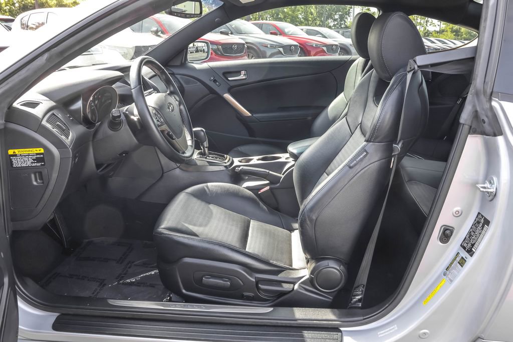 Used 2013 Hyundai Genesis 3.8 RWD image 6