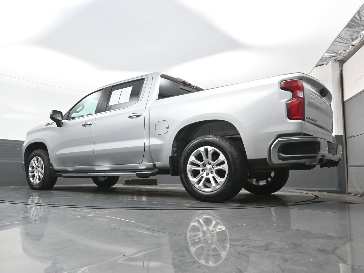 Used 2022 Chevrolet Silverado 1500 LTZ w/ LTZ Premium Package AWD/4WD image 30