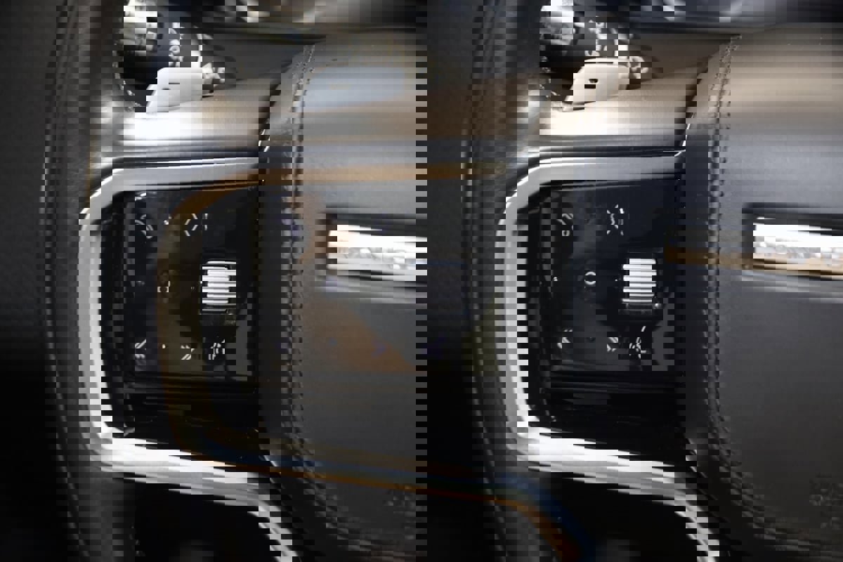 Used 2021 Land Rover Range Rover Velar R-Dynamic S image 34