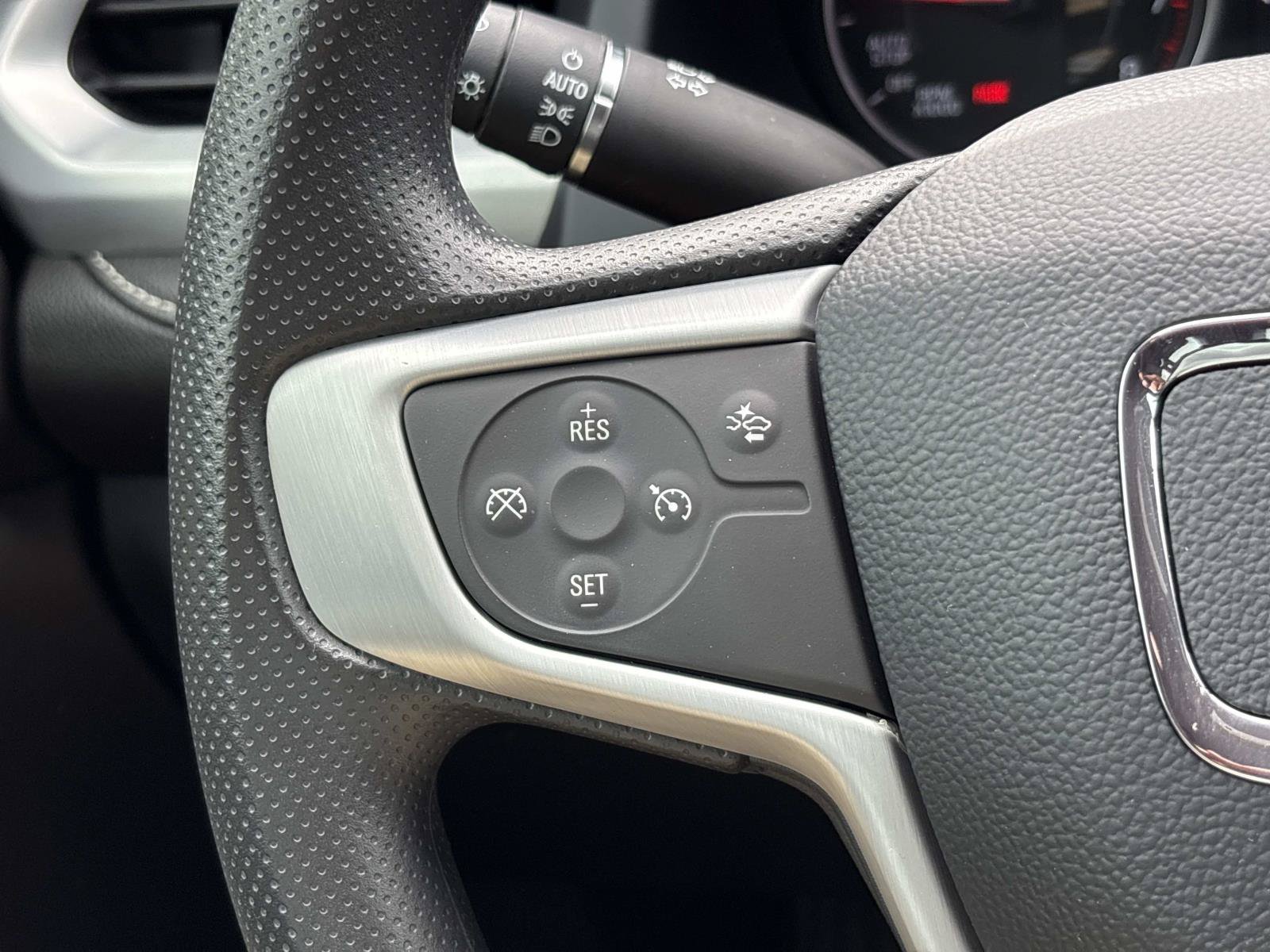 Used 2023 GMC Acadia SLE w/ Driver Convenience Package FWD image 18