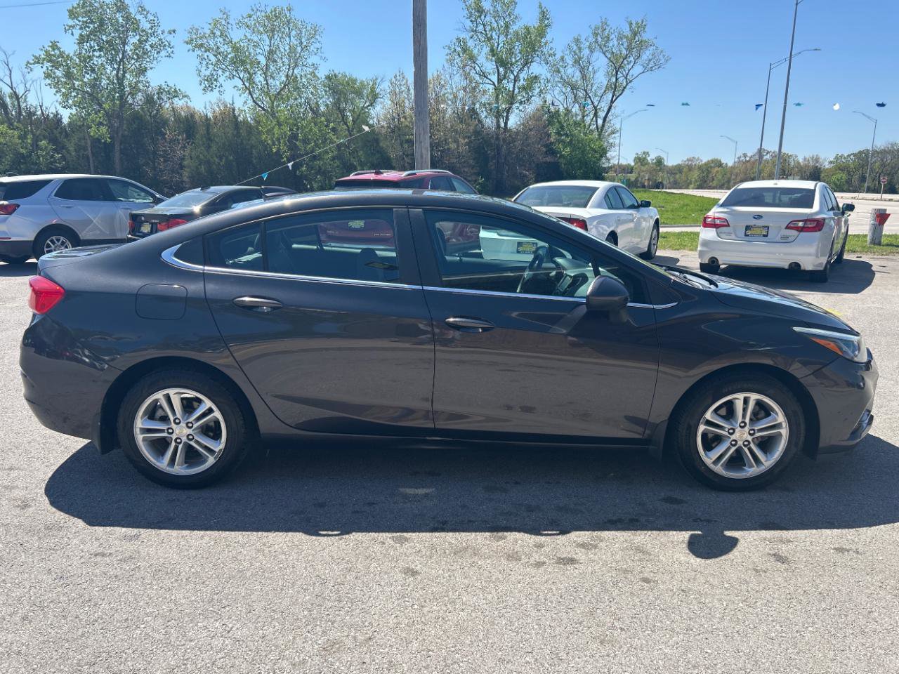 Used 2017 Chevrolet Cruze LT FWD image 4
