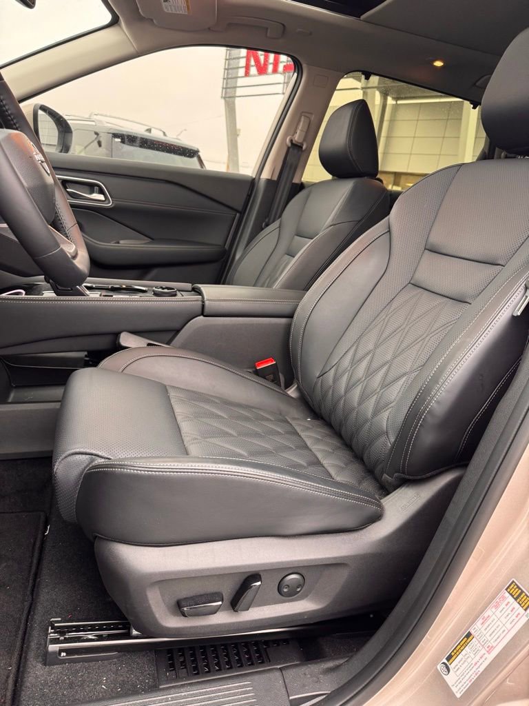 Used 2026 Nissan Rogue Platinum w/ Platinum Premium Package image 10