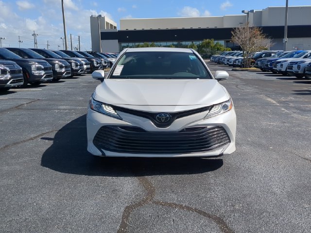 Used 2019 Toyota Camry XLE w/ Navigation Package FWD image 3