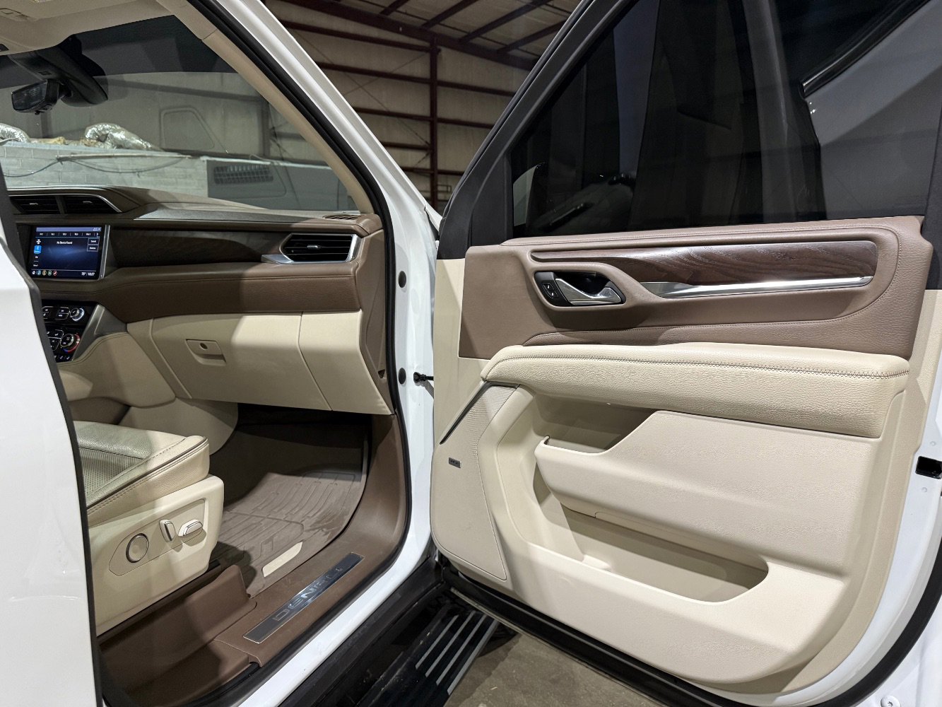 Used 2021 GMC Yukon XL Denali w/ Denali Premium Package image 30