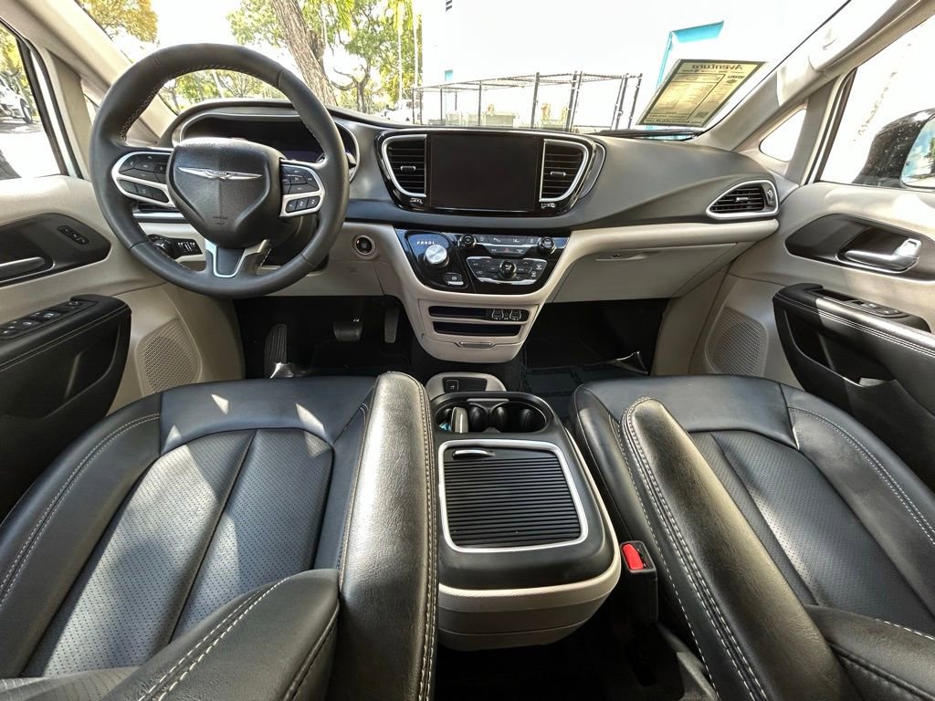 Certified 2024 Chrysler Pacifica Touring-L image 10