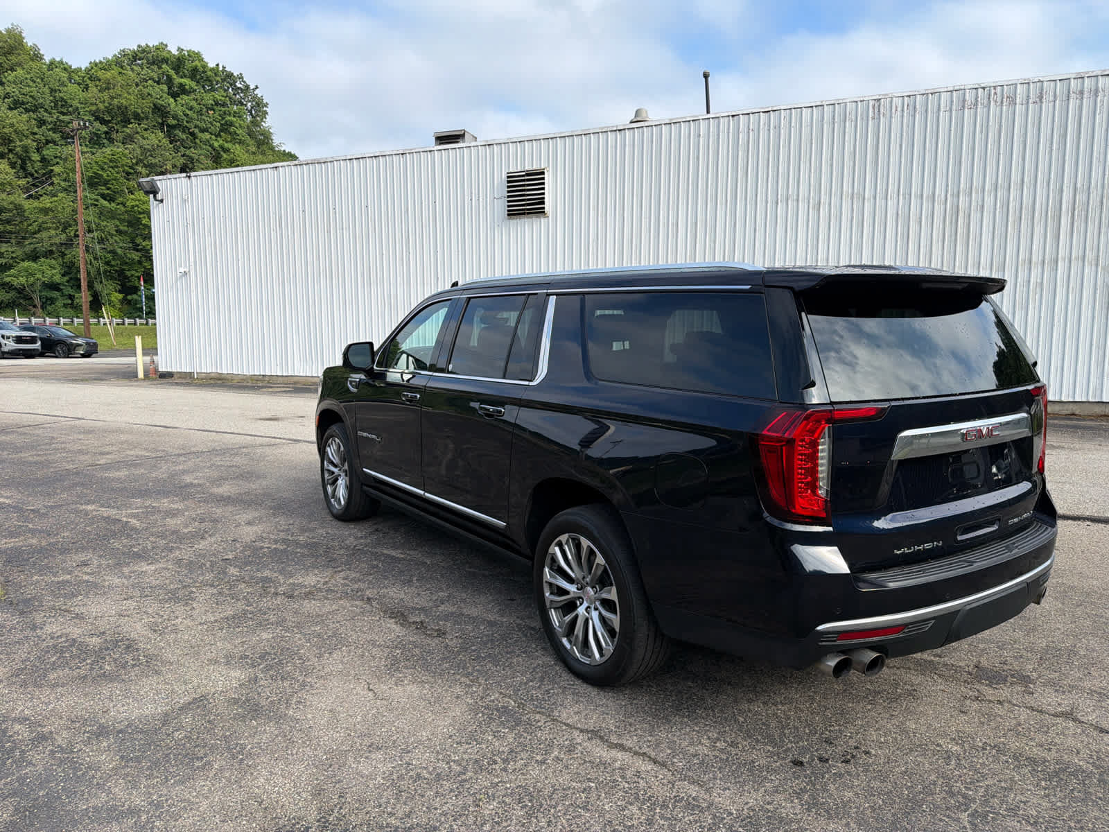 Used 2021 GMC Yukon XL Denali w/ Denali Premium Package AWD/4WD image 6