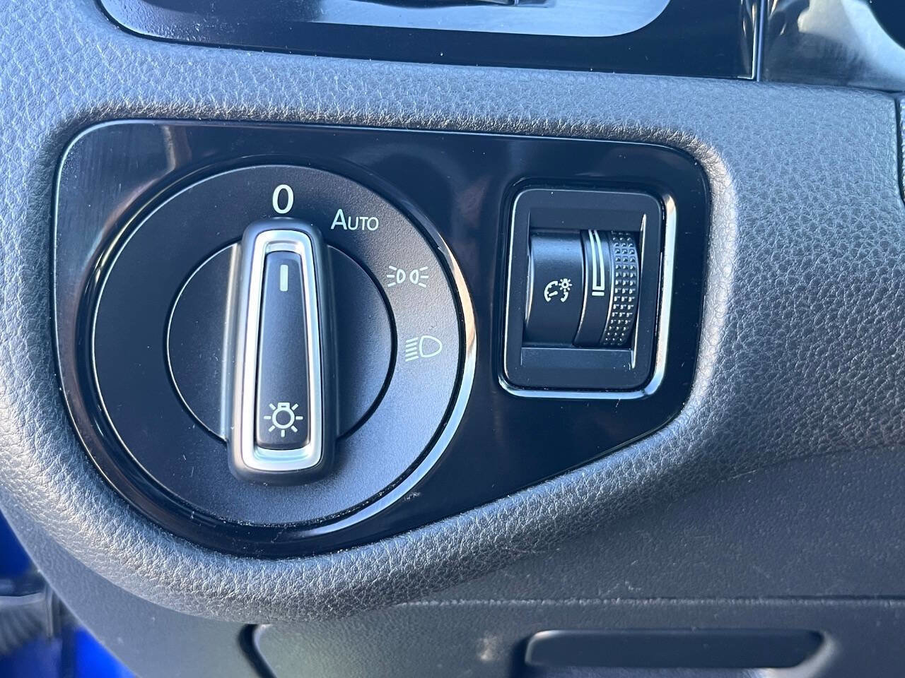 Used 2015 Volkswagen Golf R 4-Door image 38