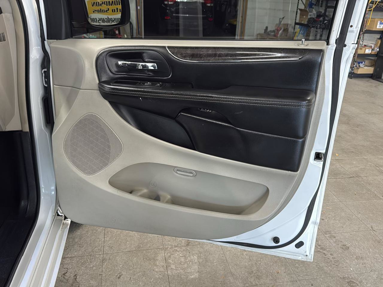 Used 2015 Chrysler Town & Country Touring FWD image 56