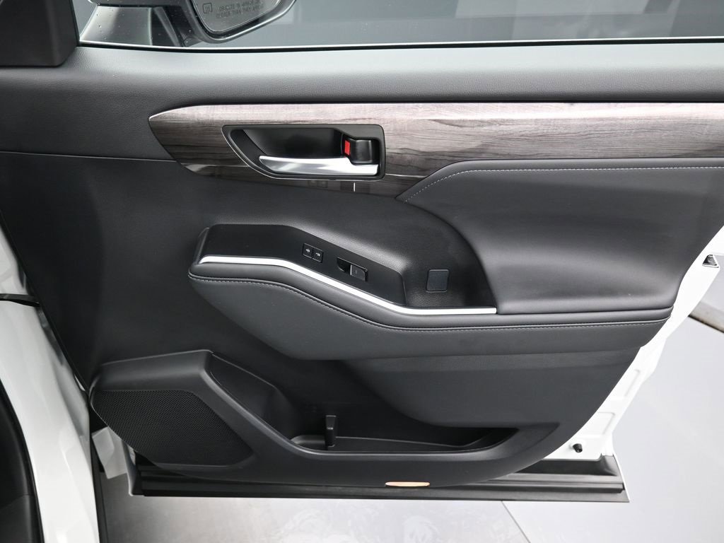 Certified 2025 Toyota Highlander Platinum image 40
