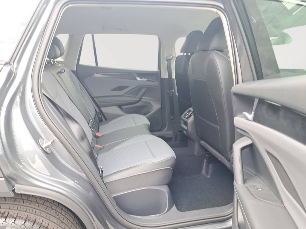 New 2025 Volkswagen Tiguan SE FWD image 11