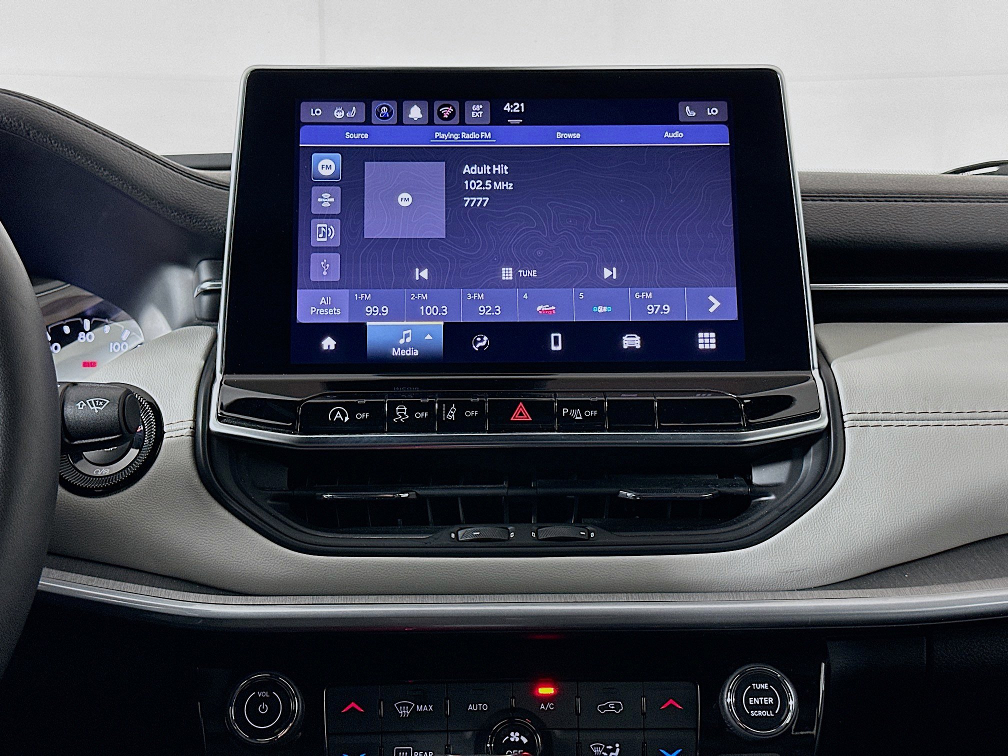 Used 2025 Jeep Compass Limited image 21