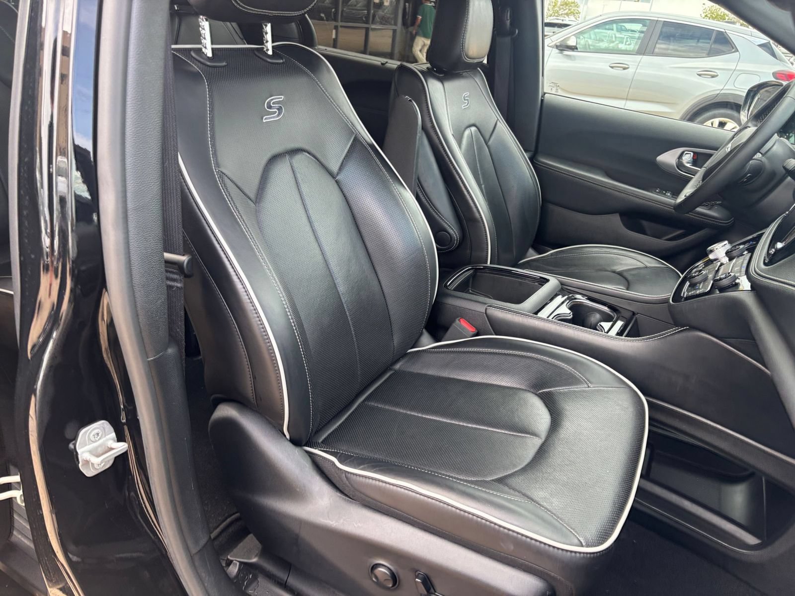 Used 2025 Chrysler Pacifica Limited FWD image 40