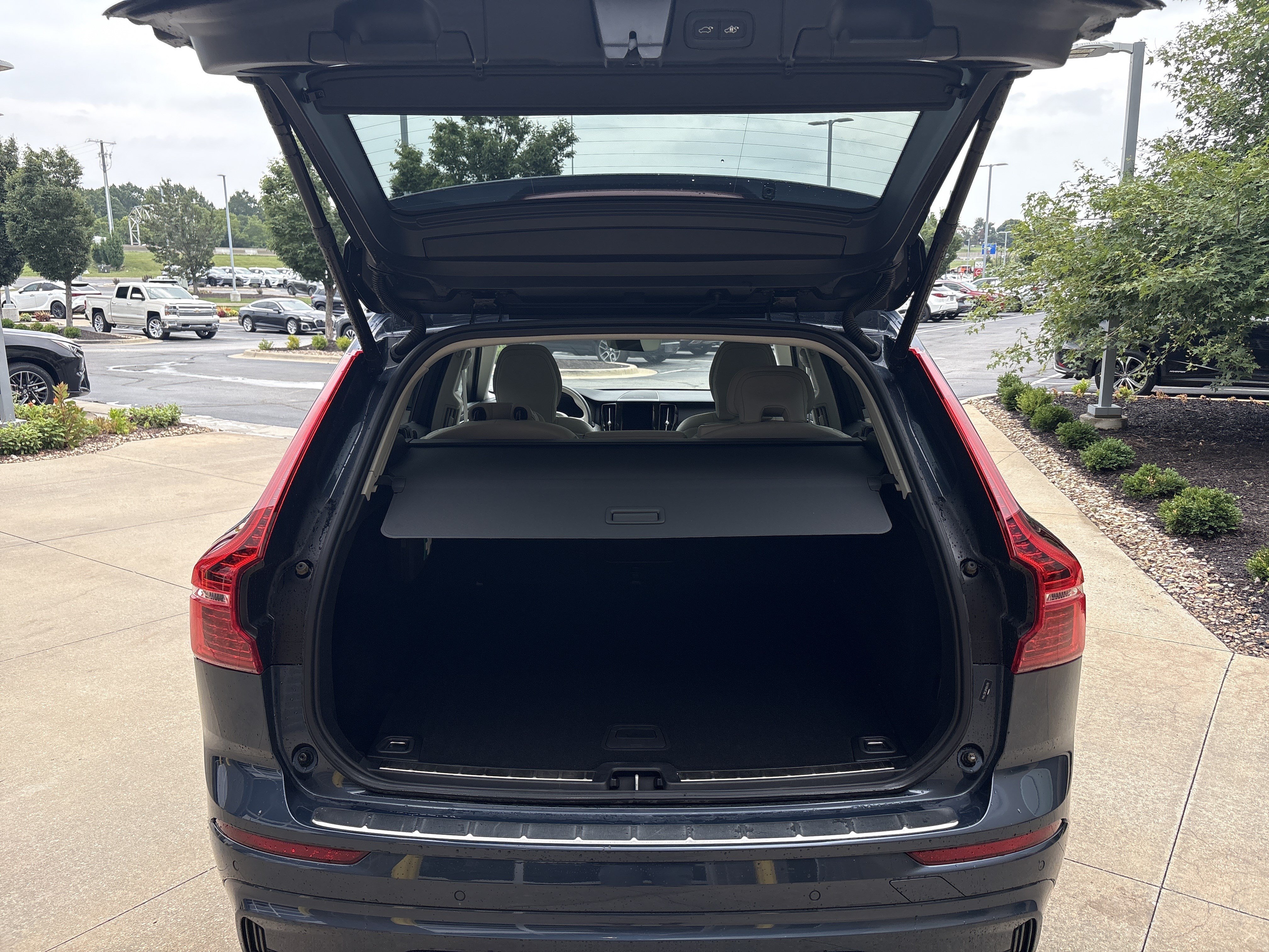 Used 2024 Volvo XC60 B5 Plus w/ Protection Package Premier AWD/4WD image 31