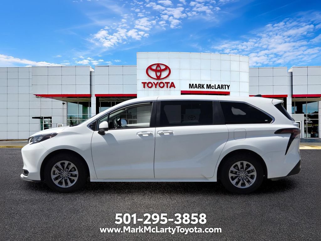 Used 2025 Toyota Sienna LE FWD image 2