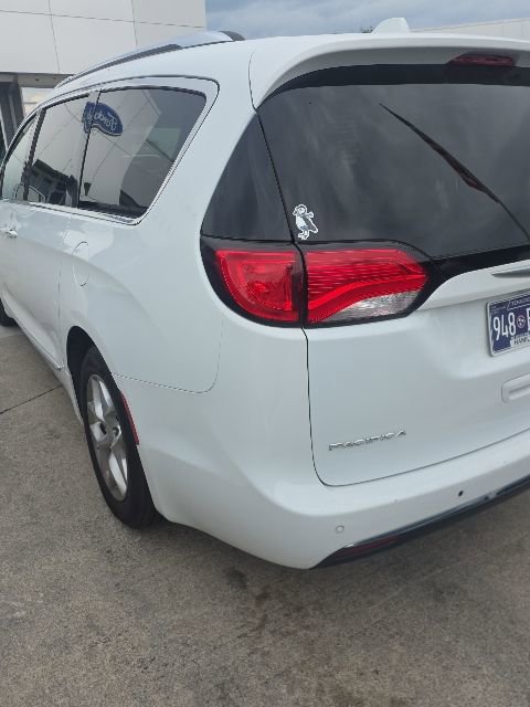 Used 2019 Chrysler Pacifica Touring-L Plus w/ Tire & Wheel Group FWD image 19