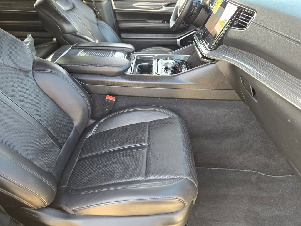 Used 2022 Jeep Wagoneer Series III AWD/4WD image 16