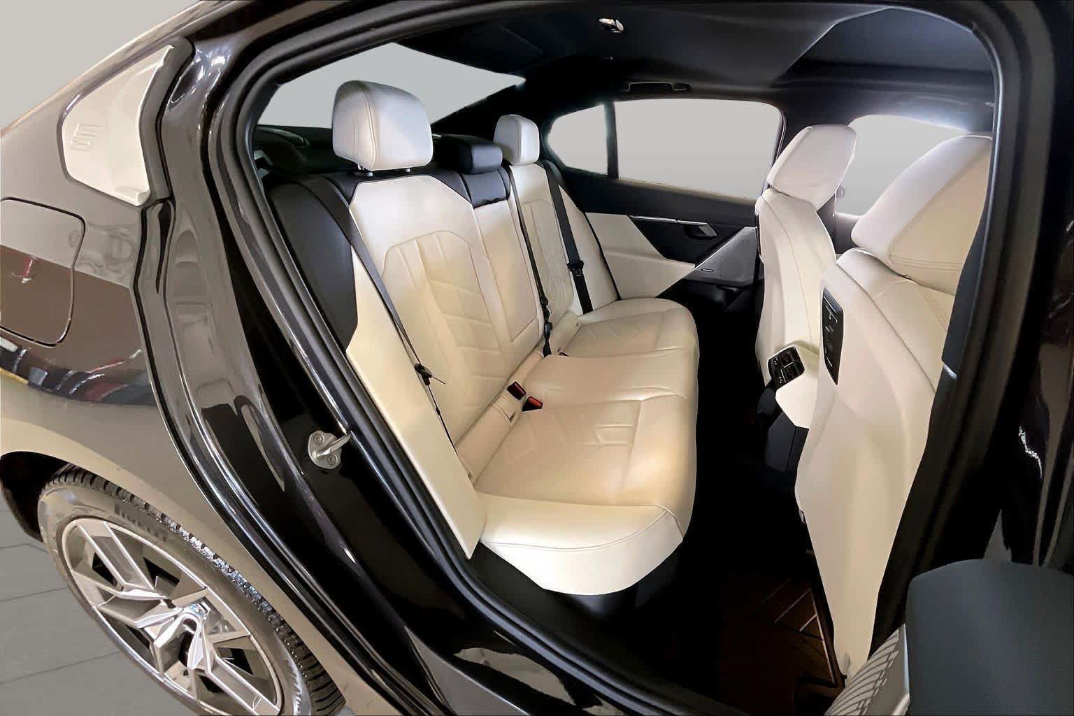 Used 2024 BMW i5 eDrive40i w/ M Sport Package RWD image 18