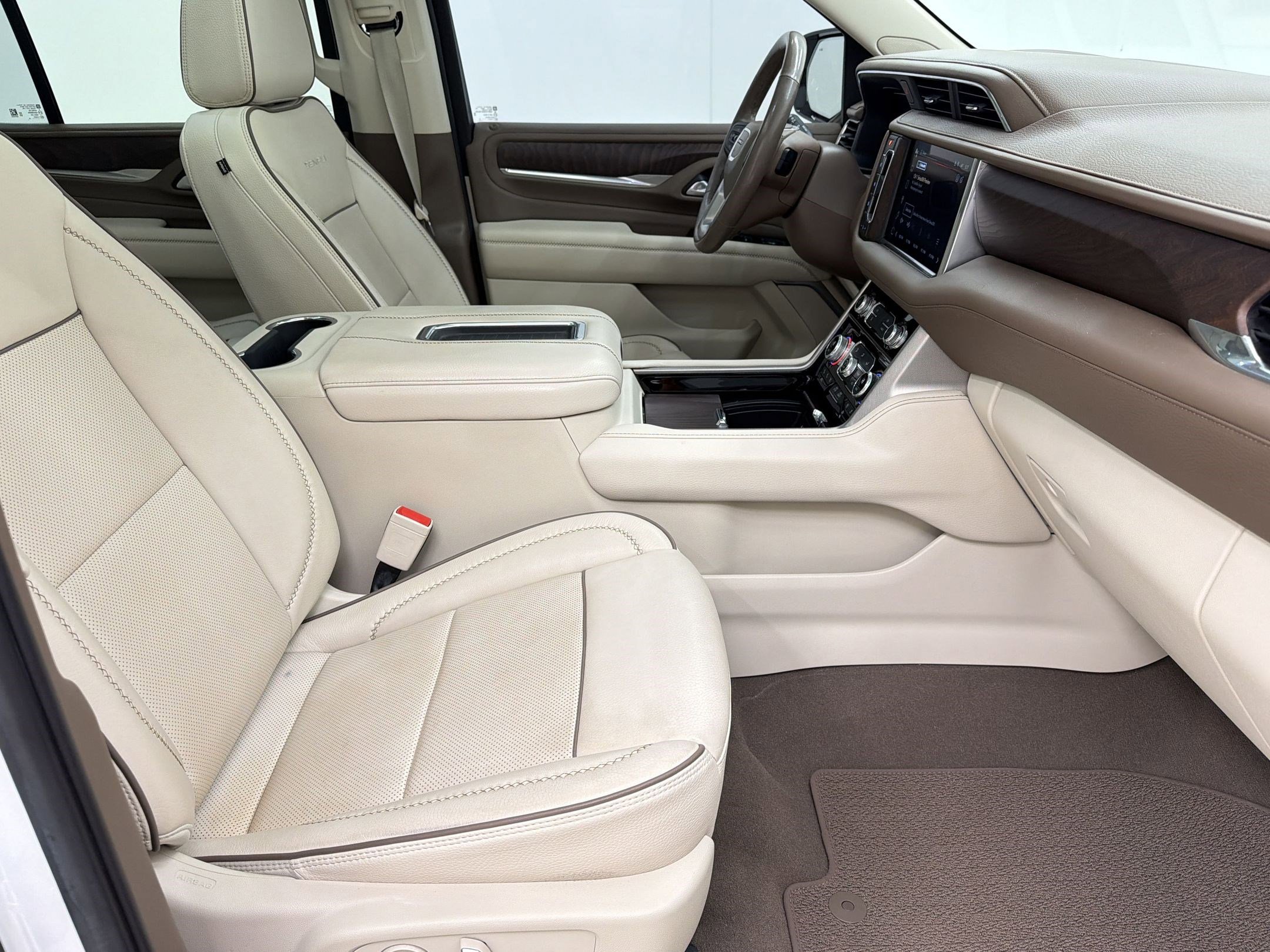 Used 2022 GMC Yukon Denali w/ Denali Premium Package AWD/4WD image 31