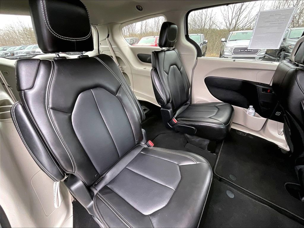 Used 2024 Chrysler Pacifica Touring-L image 15