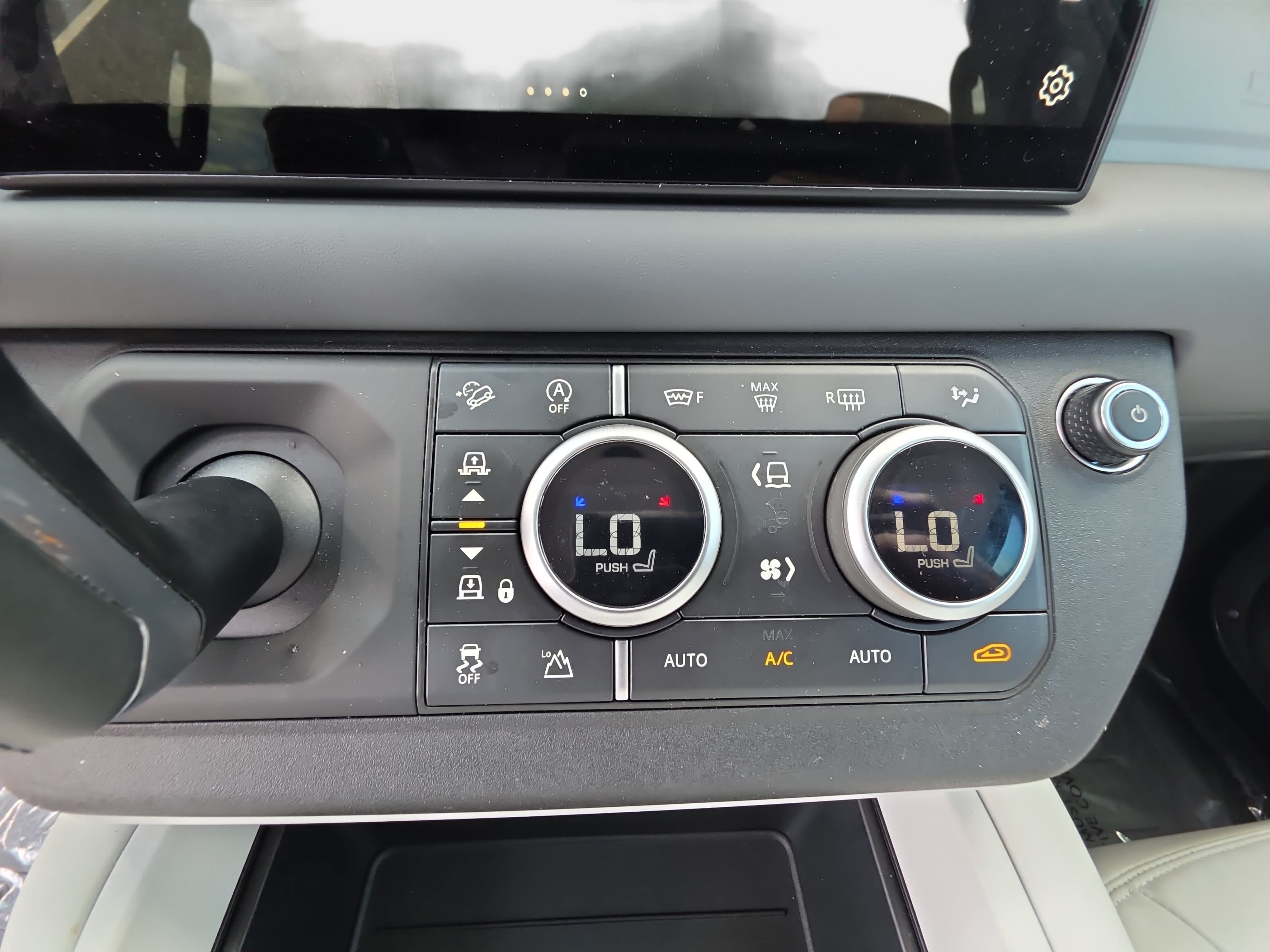 Certified 2025 Land Rover Defender 110 S AWD/4WD image 20