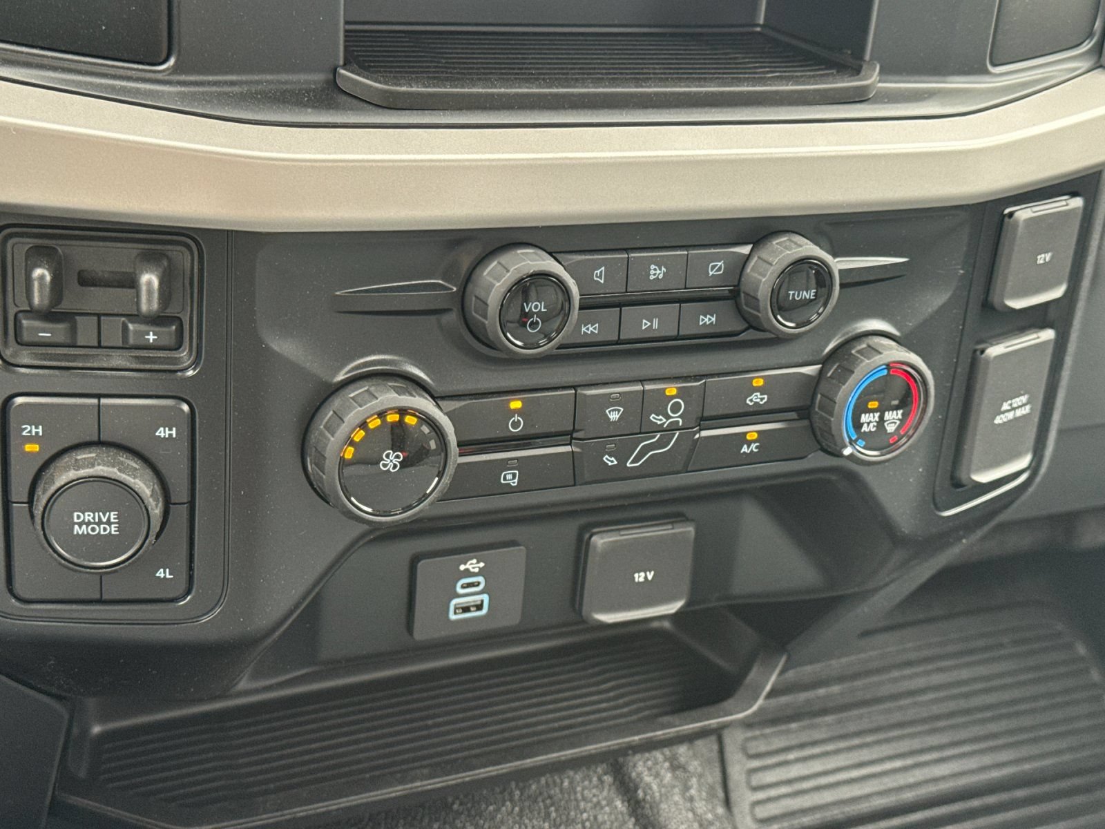 Used 2024 Ford F550 4x4 Regular Cab Super Duty image 19